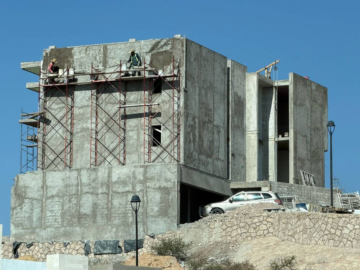 Edificio alto en construcción con andamios