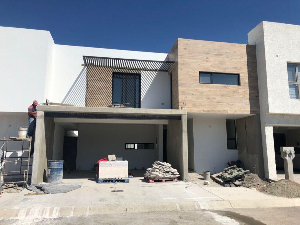 Casa moderna con detalles de madera y block
