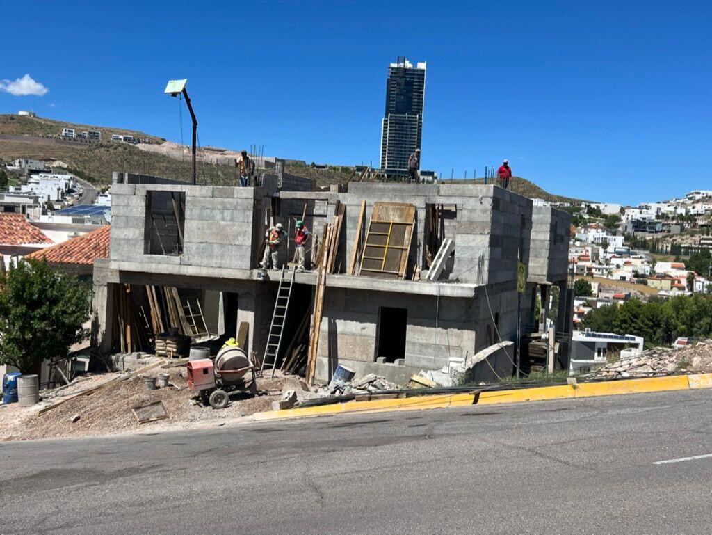Obra en proceso con trabajadores